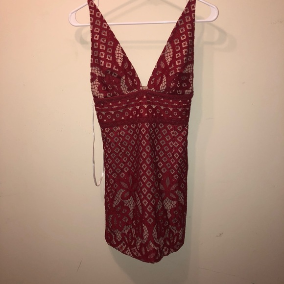 Red lace embroidered dress - Picture 3 of 4